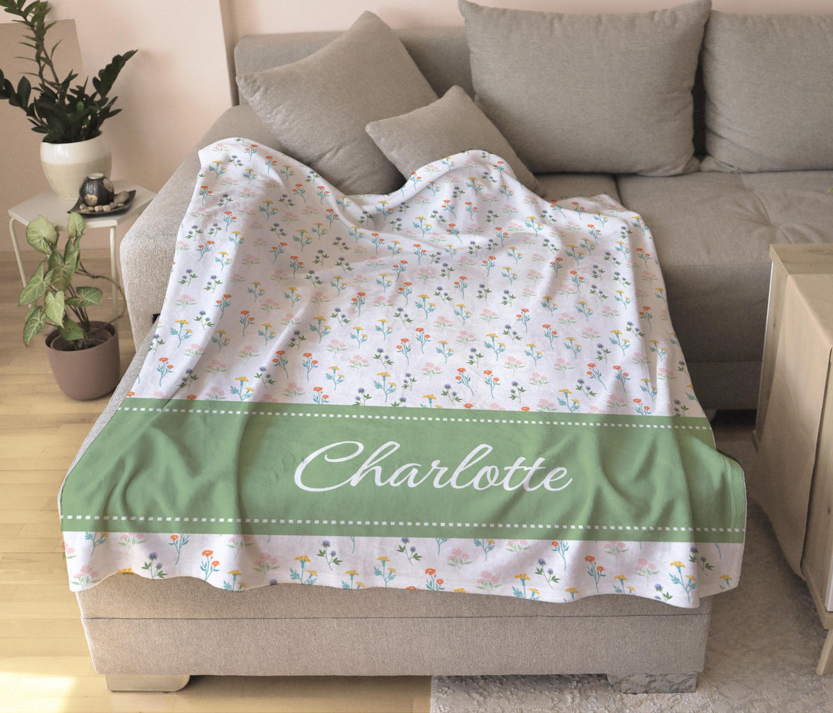 Personalized Floral Blanket – Custom Name Cozy Throw, Baby Shower Gift, Birthday Gift for Her, Kids Blanket, Nursery Décor